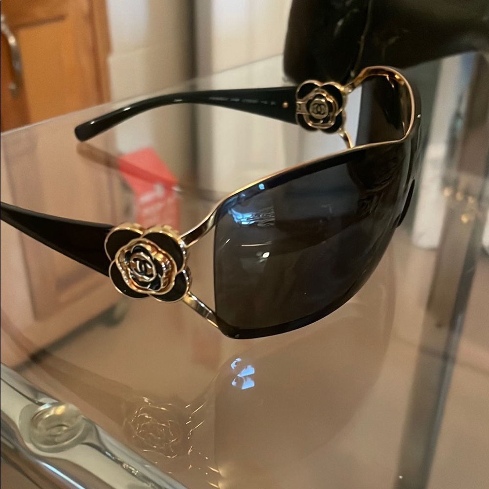 Rare 90’s  vintage Chanel Camellia Chic Black and Gold Sunglasses